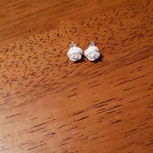 Cute Rosebud earrings, brand new never worn!!